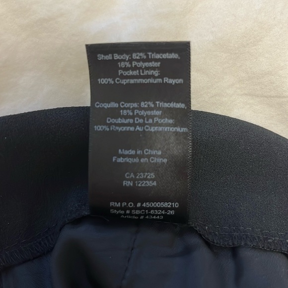 Aritzia Babaton Cohen Pant pleated with pockets and elastic back. Black size 8 - Picture 16 of 16